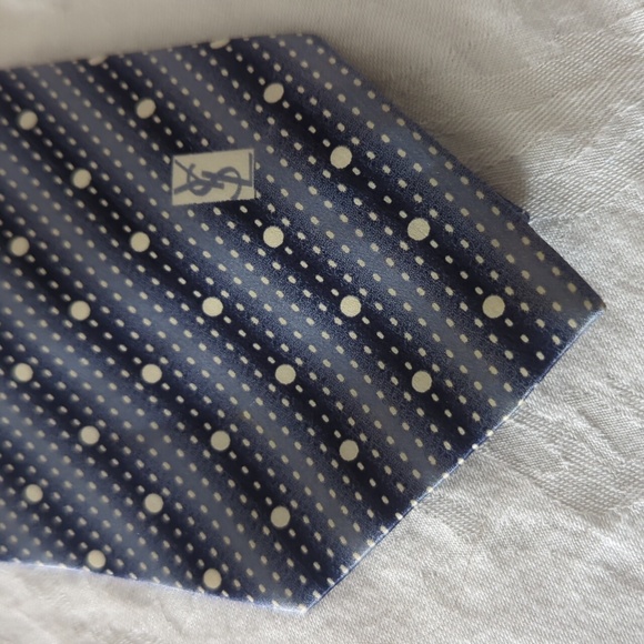 Yves Saint Laurent - Picture 2 of 6